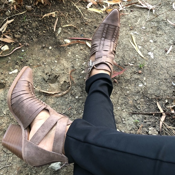 Shoes - FINALPRICE ♥️Brown Caged Huarache Style BOOTIE